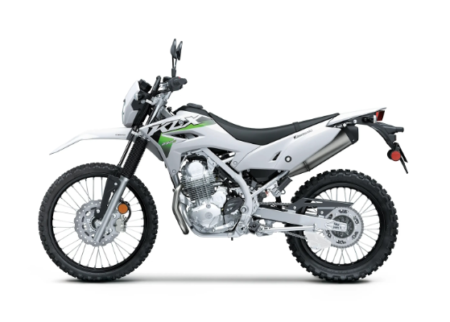 Kawasaki KLX 230 Geländemotorrad in Lime Green auf einer Offroad Strecke