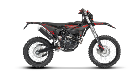 Beta RR 125 4T Enduro Motorrad auf einer Offroad Strecke in Rot und Weiß