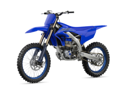 Yamaha YZ450F Motocross Motorrad in blauer Farbe auf einer Offroad-Strecke