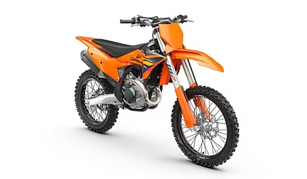 KTM 450 SX-F Motocross Motorrad in orange und weiß auf einer professionellen Offroad Rennstrecke