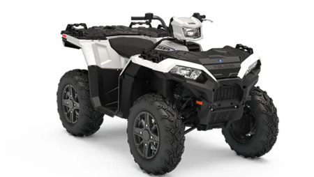 Schwarzes polaris sportsman 850 ATV auf einer Offroad-Strecke im Gelände