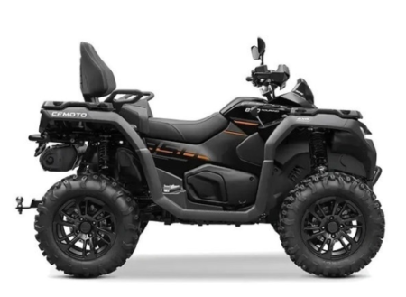 CFMOTO CFORCE 850 2026 ATV auf einem Offroad-Gelände mit robuster Ausstattung und hoher Bodenfreiheit.