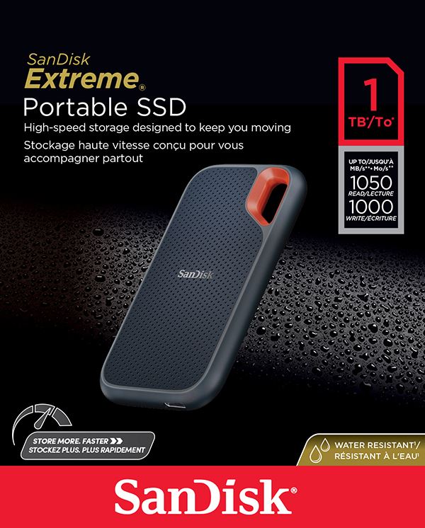 Eine robuste weiße SanDisk Extreme 4TB externe ssd mit Silikonschutz und orangefarbener Karabinerschlaufe.