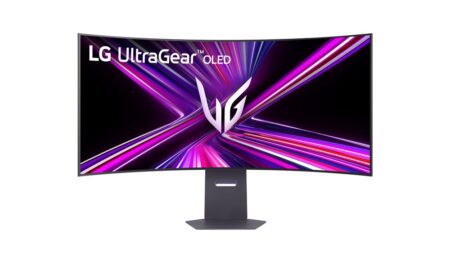 Ein großer schwarzer lg ultragear 45gx950a-b Curved OLED Monitor mit leuchtender RGB-Rückseite.