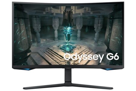 Ein großer schwarzer samsung odyssey g6 Monitor zeigt eine immersive Gaming-Welt.