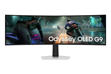 Ein ultrabreiter samsung odyssey oled g9 Monitor zeigt eine weite Landschaft in Dual QHD.