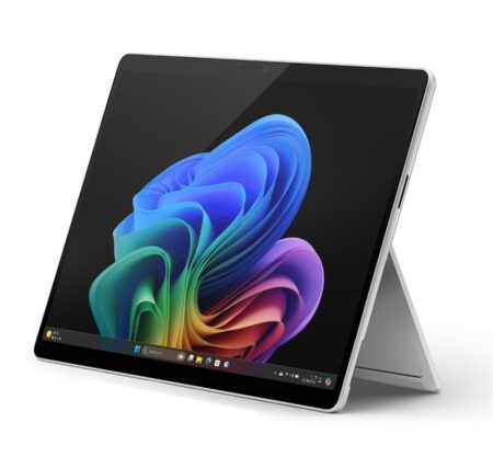 Microsoft Surface Pro 11 mit Snapdragon X Elite und 1 TB SSD als leistungsstarker Hybrid-Laptop mit Touchscreen für mobiles Arbeiten.