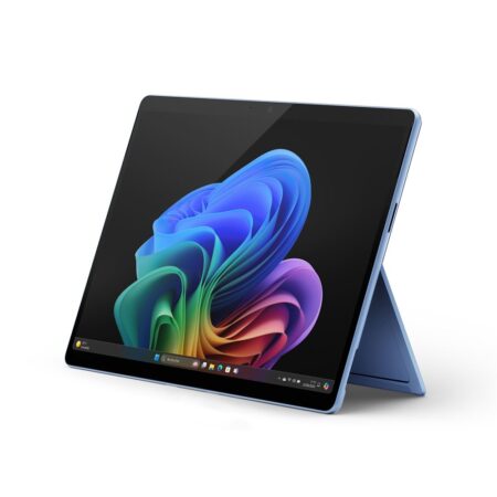 Das neue pc 2 en 1 microsoft surface pro 11 in Platin mit ausgeklapptem Standfuß auf einem Schreibtisch.