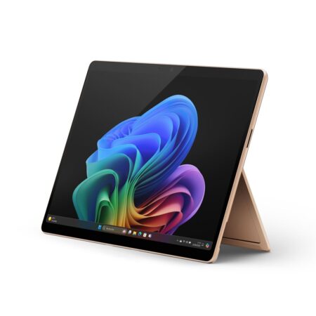 Das neue surface pro 11 copilot pc in der Farbe Platin mit ausgeklapptem Standfuß auf einem Schreibtisch