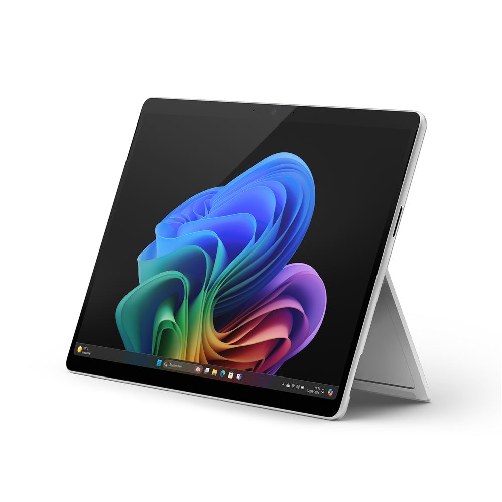 Seitenansicht des microsoft surface pro 11 Hybrid-PC mit aufgestelltem Kickstand und aktivem Touchscreen.