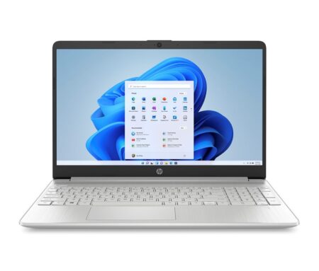 Ein schlanker grauer HP Laptop 15s-fq5023nf mit geöffnetem Display auf einem modernen minimalistischen Schreibtisch.