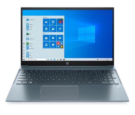 Ein eleganter nebelblauer HP Pavilion 15-eg0083nf Laptop mit geöffnetem Display und Bang & Olufsen Logo auf einem modernen Schreibtisch.