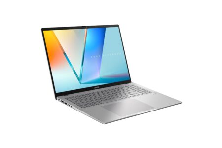 Asus VivoBook S16 M3607HA Ryzen 7 16" OLED Laptop auf weißem Hintergrund, schlankes Design und brillantes OLED-Display