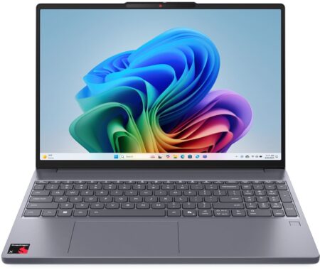 Ein blaues pc portable lenovo ideapad slim 3 auf einer weißen Arbeitsfläche in einem hellen Raum.