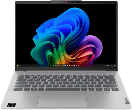 Ein eingeschaltetes lenovo ideapad slim 5 oled mit buntem Hintergrundbild und Copilot Logo.