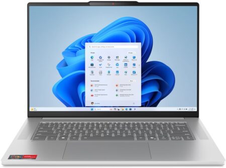 Ein flaches lenovo ideapad slim 5 Notebook in anthrazit auf einem hellen Holztisch.