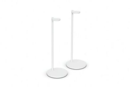 Zwei sonos era 100 stand weiß mit montierten Lautsprechern in einem hellen, modernen Wohnzimmer.