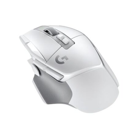 Die moderne weiße Logitech G502 X Lightspeed kabellose gamer maus auf einem hellen Schreibtisch neben einem Laptop.