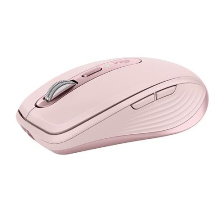 Die kompakte rosa Logitech MX Anywhere 3 kabellose maus liegt auf einem modernen hellen Schreibtisch neben einem Laptop.
