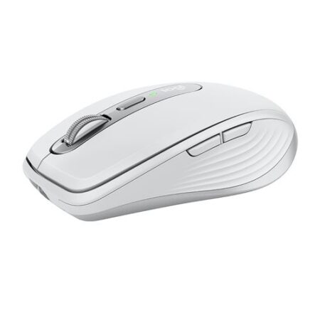 Die hellgraue Logitech MX Anywhere 3 für Mac kabellose maus neben einem silbernen MacBook auf einem hellen Schreibtisch.