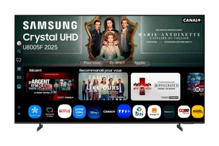 Ein moderner Samsung Smart TV 4K Modell TU43U8005F auf einem Sideboard im hellen Raum.