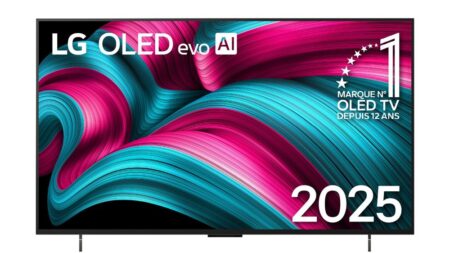 Ein kompakter LG OLED Evo TV Modell OLED42C5 mit leuchtenden Farben auf dem Display.