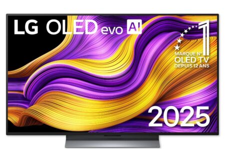 Der neue lg oled65g5 fernseher 2025 an einer Wand montiert im eleganten Wohnzimmer.