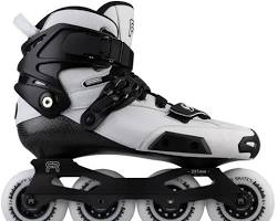 Ein Paar Rollerblade RB Cruiser Inlineskates in schwarzer Optik für anspruchsvolles Urban Skating auf befestigten Wegen.