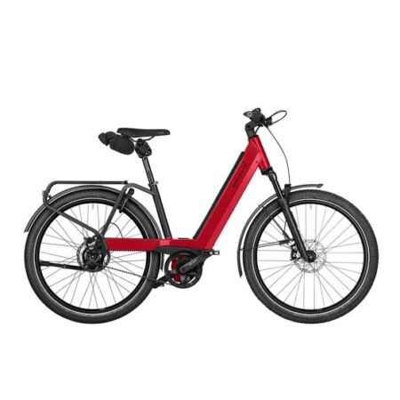 Ein elegantes weißes riese & müller nevo 4 gt Premium-E-Bike mit tiefem Einstieg in der Seitenansicht vor hellem Hintergrund.
