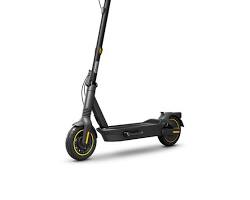 Ein hochwertiger segway-ninebot max g2 e E-Scooter in der Seitenansicht, fotografiert vor einer modernen urbanen Stadtkulisse.