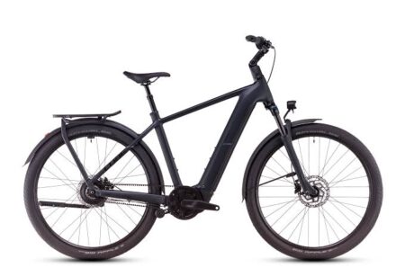 Ein modernes cube kathmandu hybrid pro 800 Trekking-E-Bike in der Seitenansicht auf weißem Hintergrund.