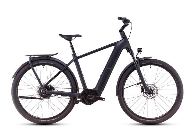 Ein modernes cube kathmandu hybrid pro 800 Trekking-E-Bike in der Seitenansicht auf weißem Hintergrund.