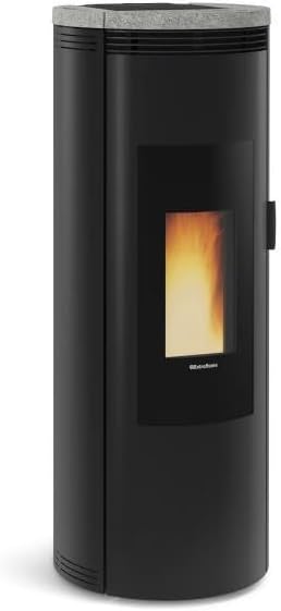 Extraflame Amika Pelletofen 8 kW mit Natursteinverkleidung in Schwarz und Steinoptik für effizientes und stilvolles Heizen im Wohnraum.