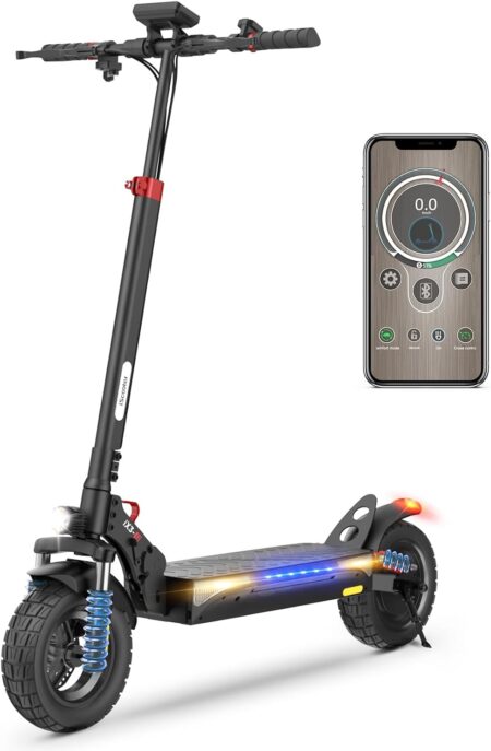 Erwachsener fährt iscooter 800w elektroroller erwachsene auf Stadtstraße mit faltbarem 10-Zoll E-Scooter und App-Steuerung sichtbar.