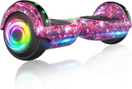 Person fährt hoverboard led selbstbalancierend mit leuchtenden LED Rädern auf einem Gehweg bei Dämmerung.