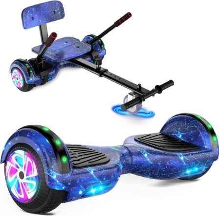 Person fährt sisigad hoverboard sitz in Starry Sky Blue mit LED Lichtern, Bluetooth Musik und Sitzaufsatz auf glattem Untergrund.