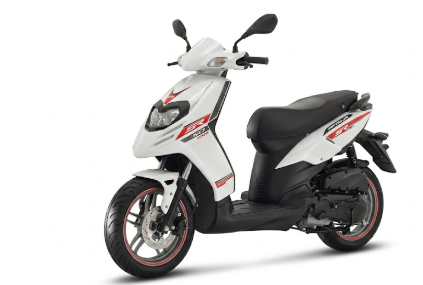 Aprilia SR 50 2026 Roller in modernem Design für Stadtverkehr, dargestellt als aprilia sr 50 2026 Modell in urbaner Umgebung.