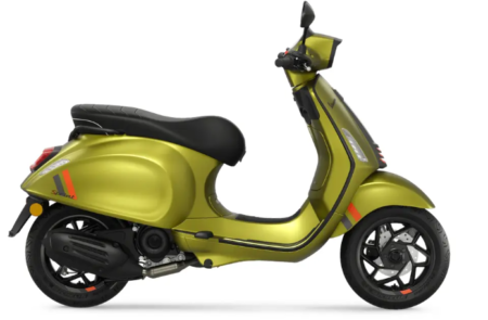 Der vespa sprint 50 2026 Stadtroller zeigt ein sportliches, modernes Design für komfortable und effiziente Fahrten im Stadtverkehr.