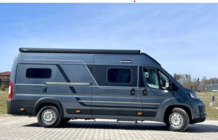 Adria Twin Kastenwagen 2026 mit modernem Wohnbereich und komfortabler Ausstattung für flexible Reisen.