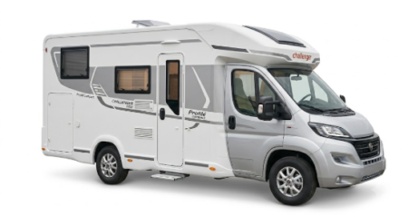 Der Challenger X150 kompakter teilintegrierter 2026 steht modern auf einem Campingplatz und zeigt sein kompaktes Design für flexible Reisen und Abenteuer.