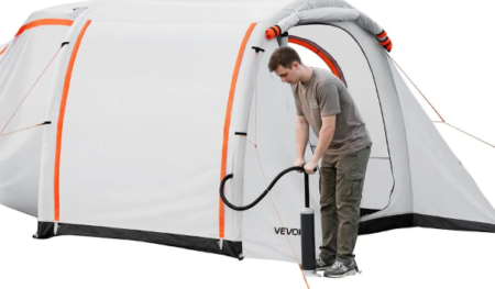 Aufblasbares Heckklappenzelt VEVOR an einem Fahrzeug montiert und aufgeblasen für zusätzlichen Camping-Wohnraum im Outdoor-Einsatz.