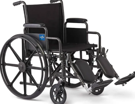 Medline Rollstuhl mit abnehmbaren Armlehnen in robuster Ausführung für komfortable und sichere Mobilität im Alltag