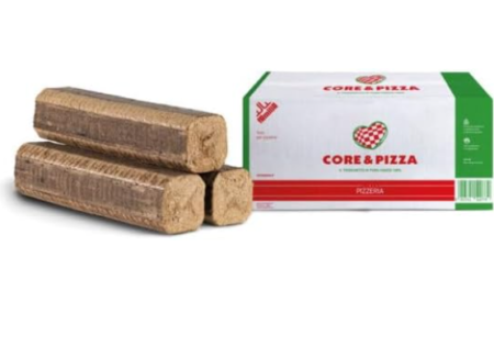 Palette mit gepresstem Buchenholz für Pizzaofen in 13-kg-Säcken, ideal für gleichmäßige Hitze und sauberes Backen im Holzofen.