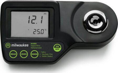 Digitales refraktometer Milwaukee MA885 zur präzisen Messung des Zuckergehalts beim Bierbrauen.