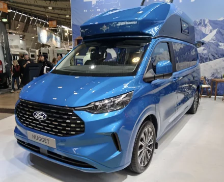 Ford Transit Custom Nugget Wohnmobil 2026 in modernem Design mit Aufstelldach und Campingausstattung für komfortable Reisen und Vanlife.